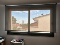 Instalación de cortinas enrollables con tejido técnico screen, referencia Natté 380P abertura del 5% color Pearl/Grey, instaladas en vivienda de Castelldefels