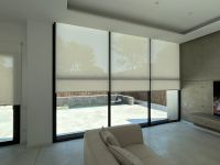 Instalación de cortinas enrollables con tejido técnico screen, referencia Natté 380P abertura del 5% color Pearl/Grey, instaladas en vivienda de Vallromanes