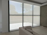 Instalación de cortinas enrollables con tejido técnico screen, referencia Natté 380P abertura del 5% color Pearl/Grey, instaladas en vivienda de Vallromanes