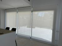 Instalación de cortinas enrollables con tejido técnico screen, referencia Natté 380P abertura del 5% color Pearl/Grey, instaladas en vivienda de Vallromanes