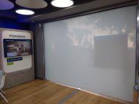 Cortina enrollable para tienda Movistar en Badalona vista interior local
