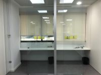 Cortinas enrollables con tejido técnico screen instaladas en oficinas del Poble Nou de Barcelona