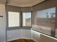 Instalación de cortinas enrollables, abertura del 3% y color Pearl/Grey, instaladas en vivienda de Barcelona