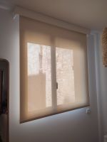 Cortinas enrollables con tejido técnico screen y frontal decorativo, color blanco/lino y abertura del 3%, instaladas en vivienda de Barcelona
