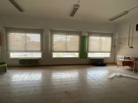 Instalación de cortinas enrollables con tejido técnico screen, referencia 420P abertura del 1% y color White/Pearl, en escuela de Viladecans