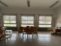 Instalación de cortinas enrollables con tejido técnico screen, referencia 420P abertura del 1% y color White/Pearl, en escuela de Viladecans