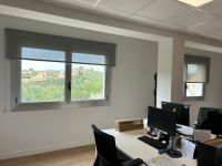 Instalación de cortinas enrollables con tejido técnico screen, referencia Natté 380P abertura del 5% color Pearl/Grey, instaladas en oficinas del Servei Català de la Salut de Manresa