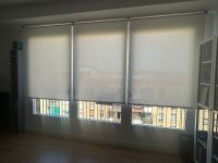 Instalación de estores enrollables motorizados con tejido técnico screen, referencia 420P abertura del 1% y color White, en vivienda de Barcelona