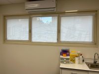Cortinas con sistema FIT con tejido técnico screen color lino y abertura del 1% instalada en Centro de atención primaria de Barcelona