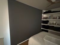 Instalación de cortina enrollable con tejido opaco, referencia Darktex y color Dark Grey, en vivienda de Barcelona
