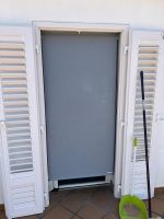 rInstalación de cortina exterior con tejido técnico screen y accionamiento a motor, referencia Serge abertura del 1% y color Grey/White, en vivienda de El Vendrell