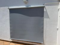 rInstalación de cortina exterior con tejido técnico screen y accionamiento a motor, referencia Serge abertura del 1% y color Grey/White, en vivienda de El Vendrell