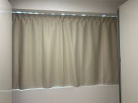 Instalación de cortina tradicional con riel deco y tejido opaco Tapaluz, referencia SD y color 7005 Magnolia, en vivienda de Barcelona