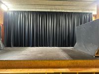 Instalación de cortina tradicional con tejido opaco y riel reforzado, referencia Tapaluz y color negro, en escuela de Corbera de Llobregat