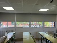 Instalación de cortinas enrollables con tejido opaco, referencia Opac400 y color perla, en instituto de Badalona