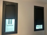Instalación de cortinas enrollables con sistema Fit-Box y tejido opaco, referencia Oscar ignis y color Bo-Black 67005, en vivienda de Barcelona