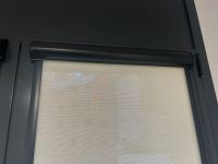 Instalación de cortinas enrollables sistema FIT guía U y tejido técnico screen, referencia PS403 abertura del 3% y color White, en vivienda de Barcelona