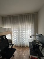 Instalación de cortinas tradicionales con tejido lino 100%, referencia Litoral y color 02, en vivienda de Barcelona