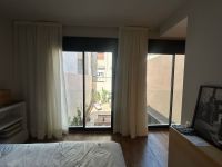 Instalación de cortinas tradicionales con tejido lino 100%, referencia Litoral y color 02, en vivienda de Barcelona