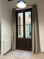 Instalación de cortinas tradicionales con tejido opaco, color TAP DC 5004, en vivienda de Barcelona