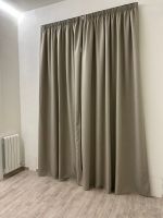 Instalación de cortinas tradicionales con tejido opaco, color TAP DC 5004, en vivienda de Barcelona