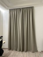 Instalación de cortinas tradicionales con tejido opaco, color TAP DC 5004, en vivienda de Barcelona
