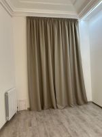 Instalación de cortinas tradicionales con tejido opaco, color TAP DC 5004, en vivienda de Barcelona