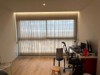 Instalación de cortinas verticales con lamas de 89mm y tejido técnico screen, referencia PS351 abertura del 1% y color blanco, en vivienda de Barcelona