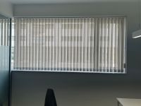 Instalación de cortinas verticales con tejido técnico screen, referencia PS351 abertura del 1% y color White/Pearl, en oficinas de Barcelona