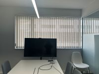 Instalación de cortinas verticales con tejido técnico screen, referencia PS351 abertura del 1% y color White/Pearl, en oficinas de Barcelona