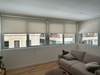 Instalación de estores enrollables con tejido técnico screen, referencia 420P abertura del 1% y color White, en vivienda de Barcelona