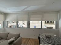 Instalación de estores enrollables con tejido técnico screen, referencia 420P abertura del 1% y color White, en vivienda de Barcelona