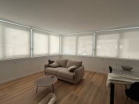 Instalación de estores enrollables con tejido técnico screen, referencia 420P abertura del 1% y color White, en vivienda de Barcelona