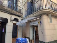 Instalación de toldo con tejido acrílico y serigrafía, referencia Sauleda, en tienda de Barcelona