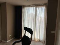 Instalación de cortinas tradicionales motorizadas, con visillo y con tejido opaco, en vivienda de Barcelona