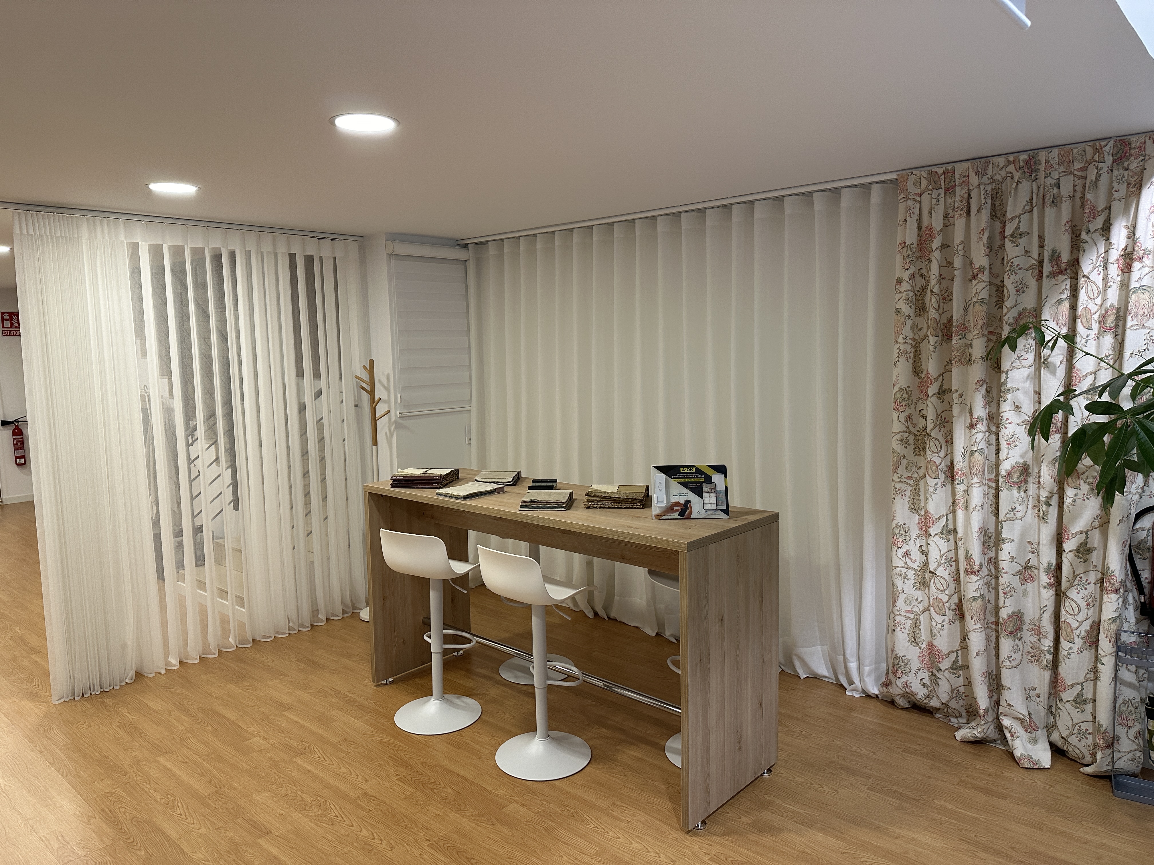 Tienda de cortinas en Barcelona, cortinas expuestas lisas y estampadas