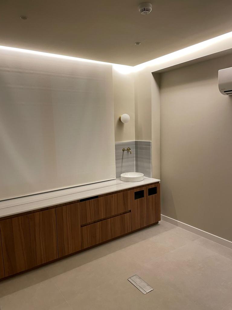 Cortina enrollable con tejido técnico screen de color blanco, abertura del 1%