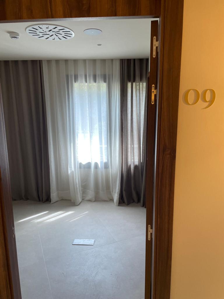 Cortinas tradicionales con doble tejido en sala de consulta