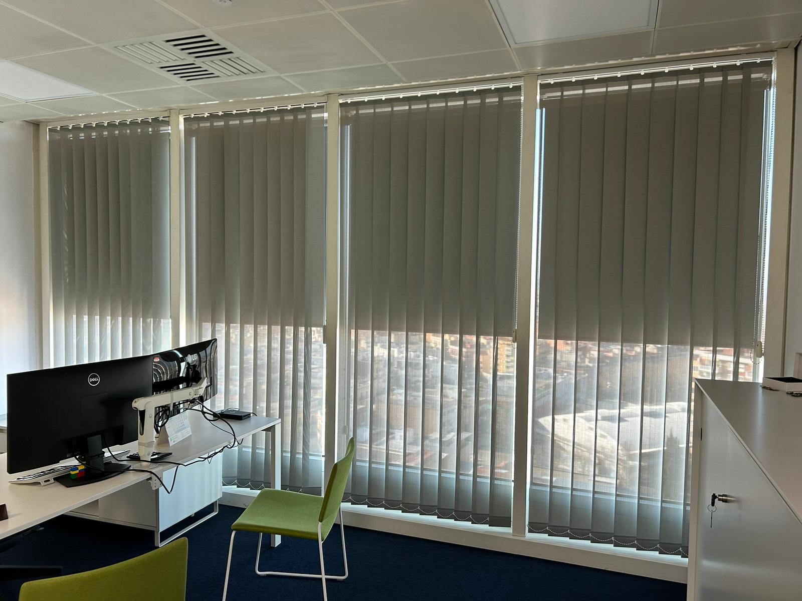 Cortinas verticales y estores enrollables opacos, instalados en oficina del barrio de Sants, Barcelona